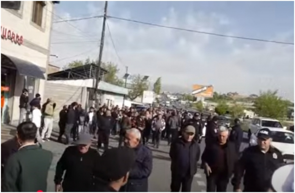 Жители сел Касах и Прошян перекрыли дорогу (прямой эфир)